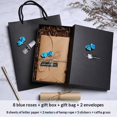 Geschenkbox im Retro-Stil mit Rosen oder Calla