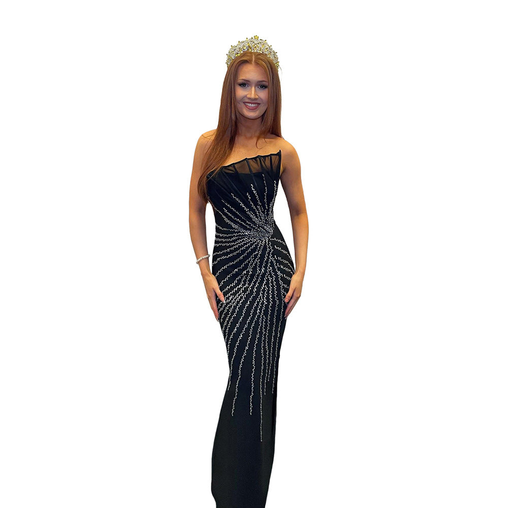 Elegantes, rückenfreies Schlitzkleid mit Strass