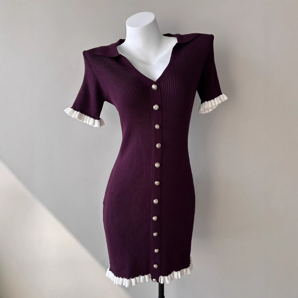 Kurzes, hochtailliertes Kleid im French-Stil – Bild 8 | LuxeStyle
