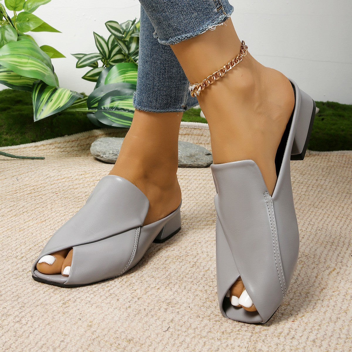 Sandalen mit eckiger Kappe und Absatz
