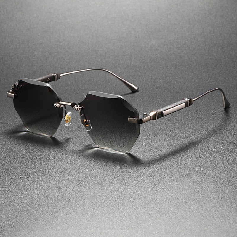 Luxuriöse polygonale Sonnenbrille mit Farbverlauf