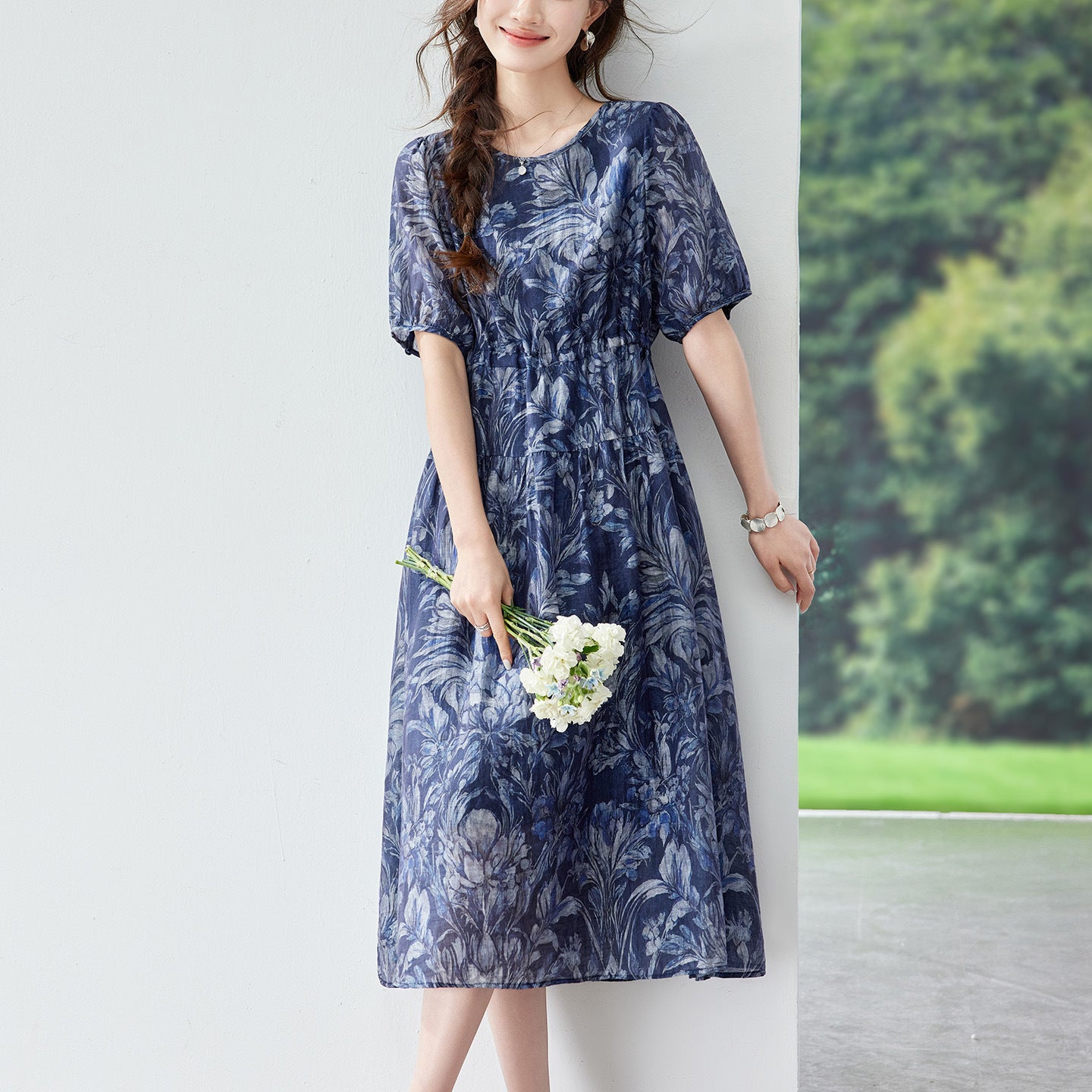 Tailliertes Blumenkleid mit Puffärmeln