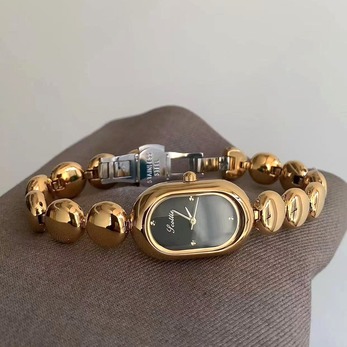 Oval-Uhr mit Quarzwerk und dekorativem Gehäuse – Bild 4 | LuxeStyle