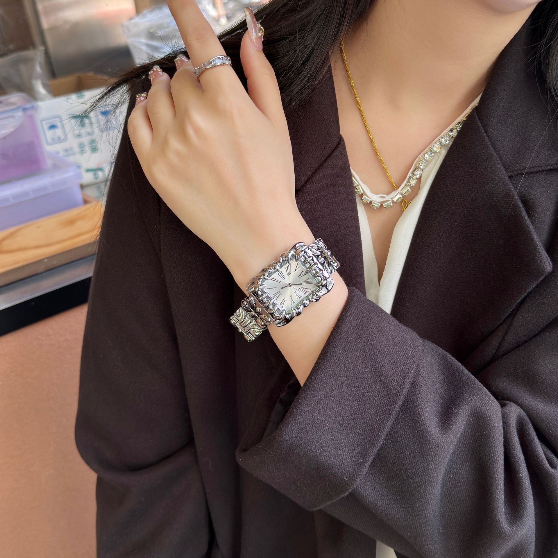 Retro Herrenuhr mit Prägung und Edelstahlarmband
