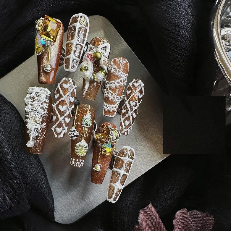 Weihnachts-Maniküre im Cat's Eye-Stil – Bild 4 | LuxeStyle