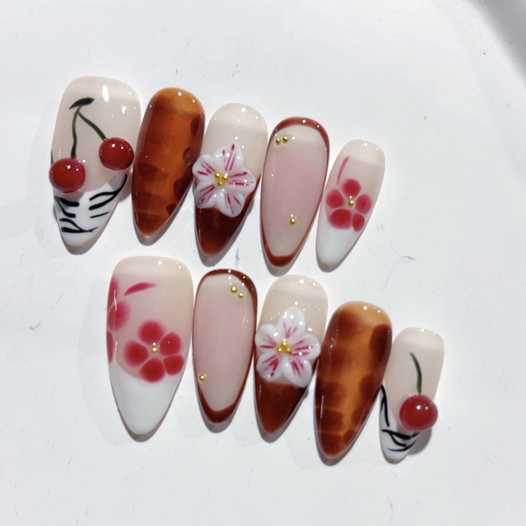 Mandel-Nägel mit Kirschblüten-Design