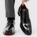 Glänzende Business-Schuhe im britischen Stil