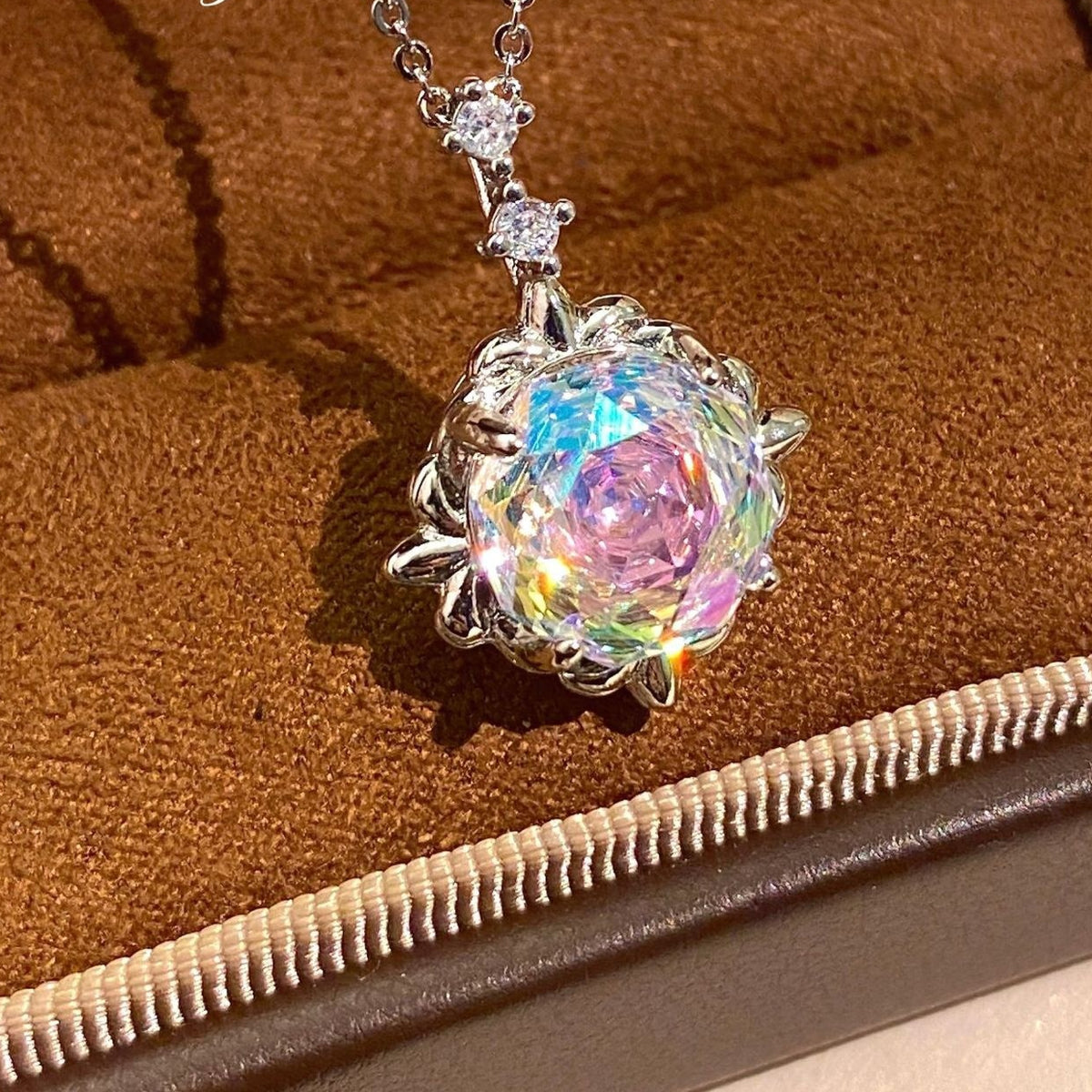 Aquamarin-Anhänger mit Strass-Inlay und Rosen-Schliff – Bild 3 | LuxeStyle