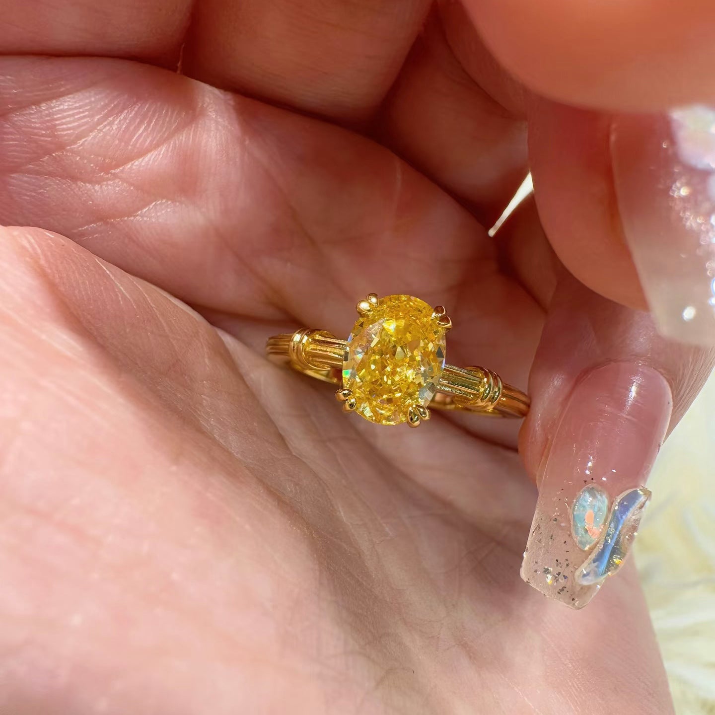Damenring mit gelbem Diamant
