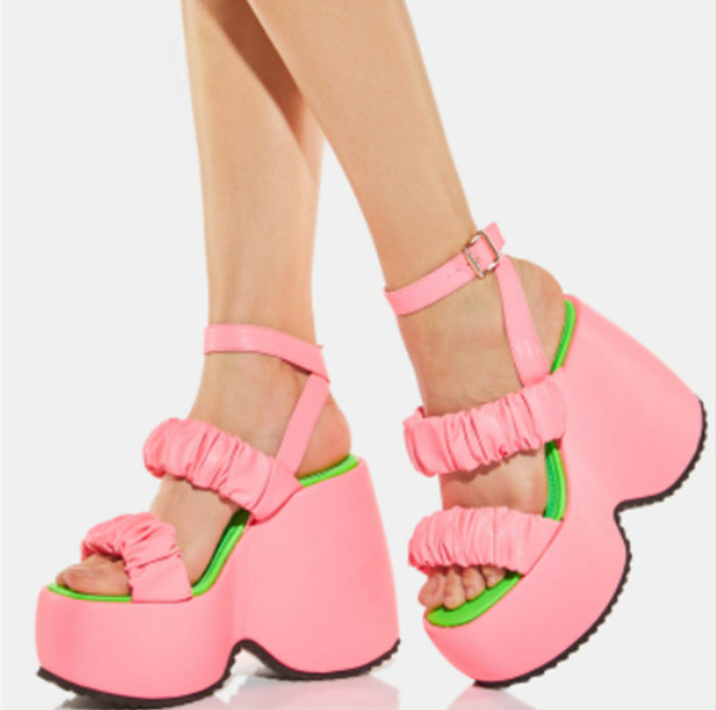 Schwarze Plattform-Sandalen mit Absatz – Bild 4 | LuxeStyle