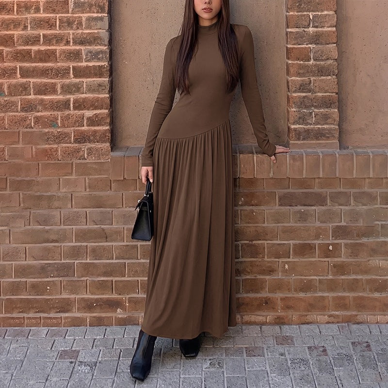 Asymmetrisches Plisseekleid mit Langarm und Stehkragen