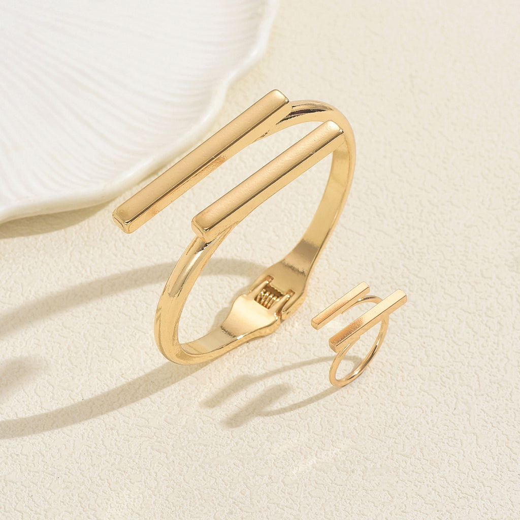 Glattes Armband & Luxus-Ring mit Premium-Textur