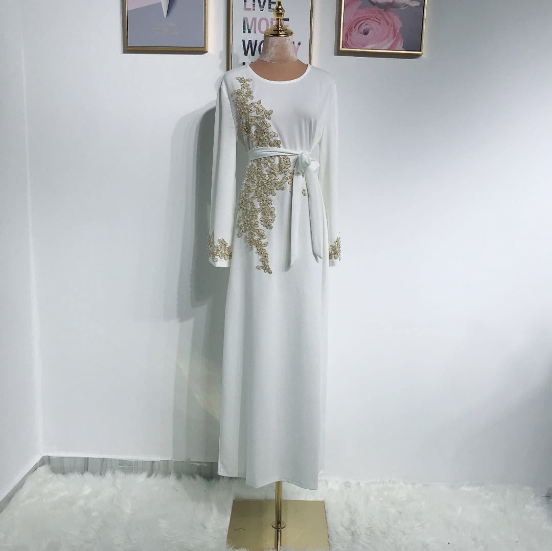 Elegantes Abendkleid mit Stickereien
