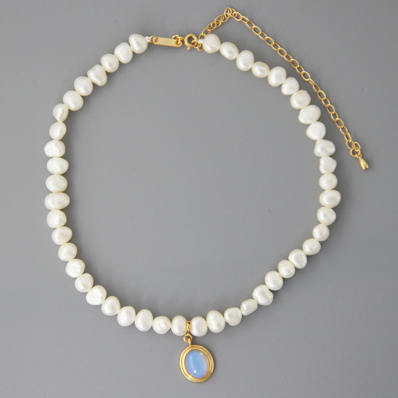 Perlenkette mit rundem Medaillon und Süsswasserperlen