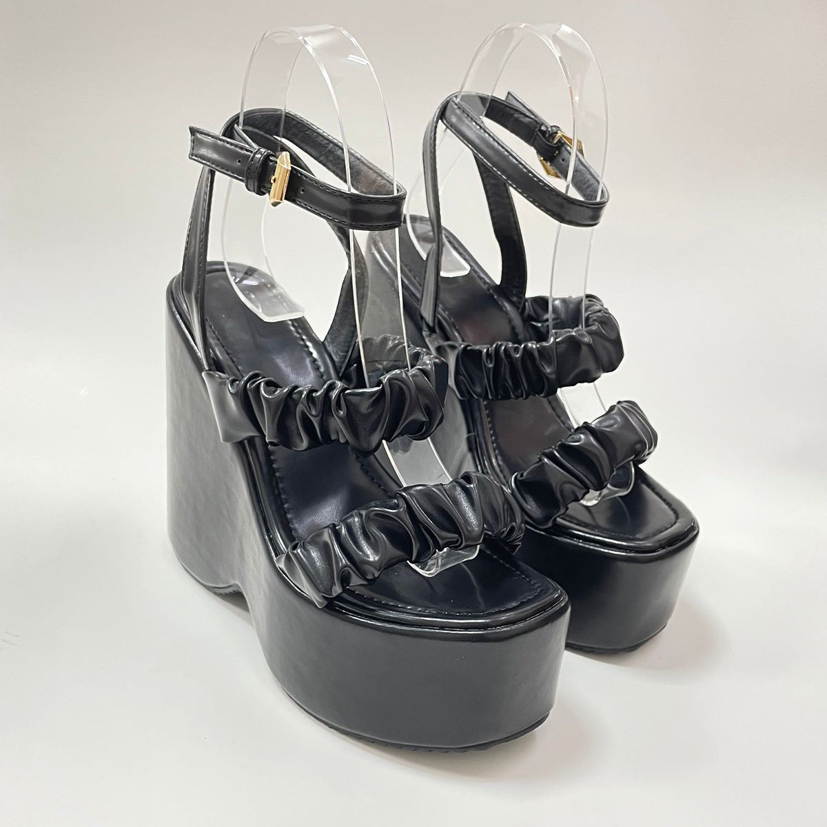 Schwarze Plattform-Sandalen mit Absatz – Bild 2 | LuxeStyle