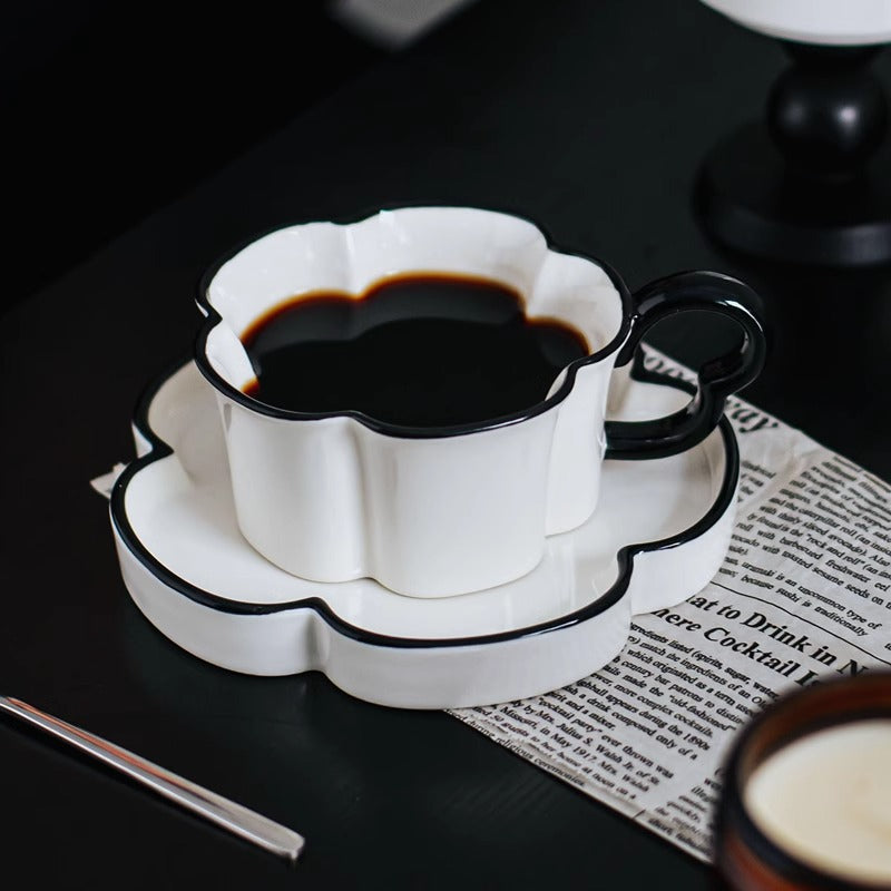 Vintage Tasse mit Untertasse, schwarz-weiss floral