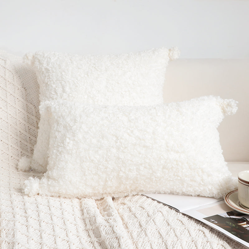 Kuscheliges Zierkissen mit Plüschbällen – Bild 5 | LuxeStyle