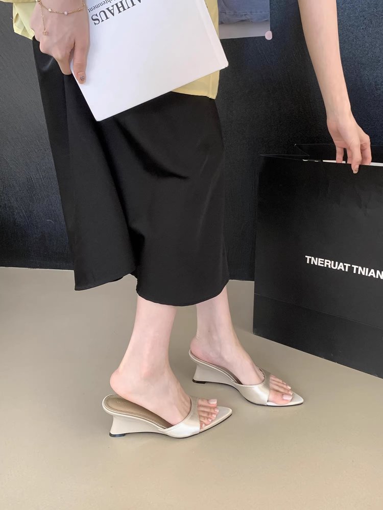 Französische Sommer-Sandalen mit Keilabsatz