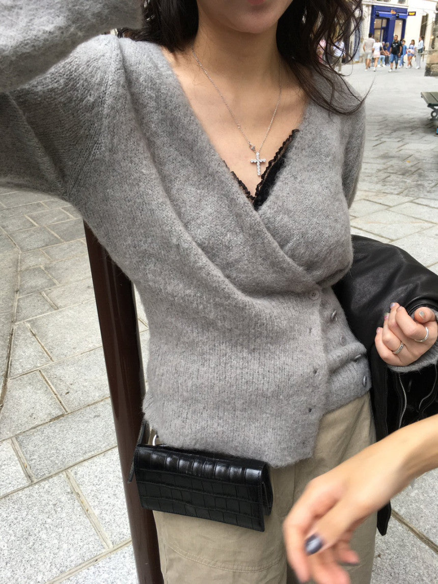 Strickpullover mit diagonalen Knöpfen