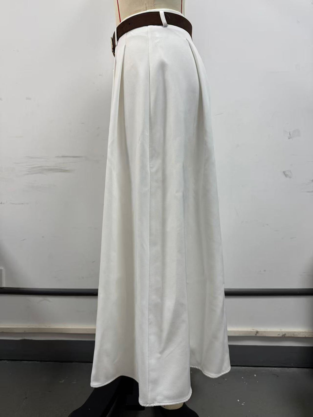Eleganter A-Linien-Maxirock in Weiss