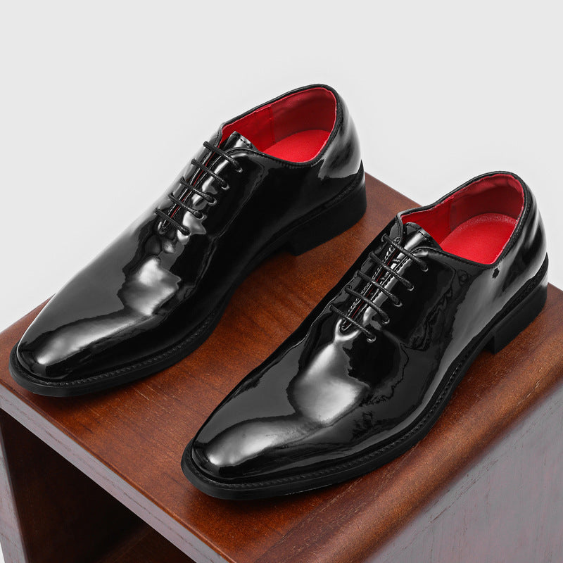 Glänzende Business-Schuhe im britischen Stil
