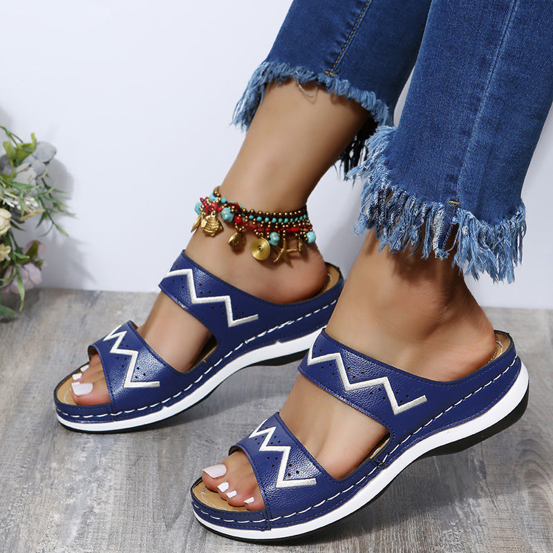 Sandalen mit Stickerei und Keilabsatz – Bild 7 | LuxeStyle