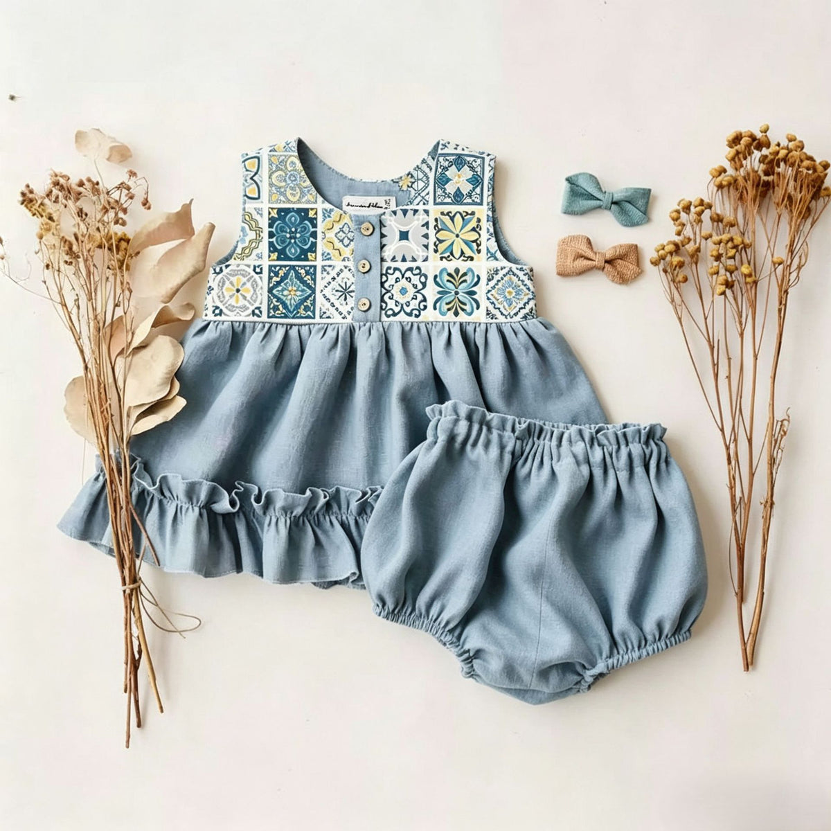 Baby‑Outfit ohne Ärmel mit Rüschenhosen – Bild 5 | LuxeStyle