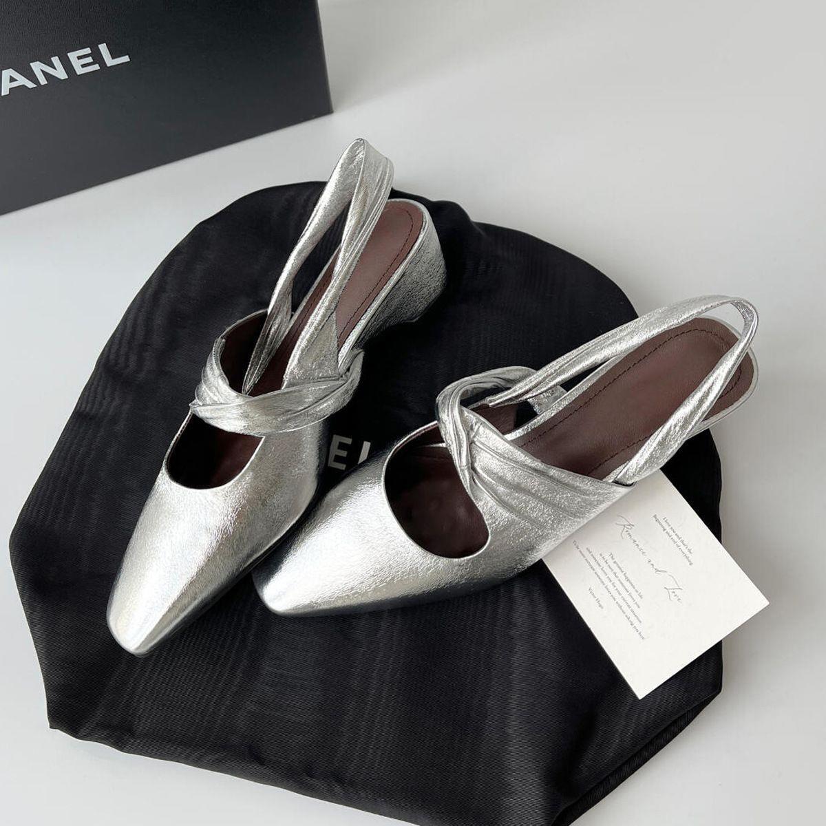 Retro Pumps mit Chunky Heel und V-Ausschnitt