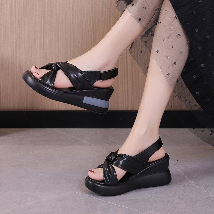 Keile Sandalen mit überkreuzten Riemen – Bild 4 | LuxeStyle