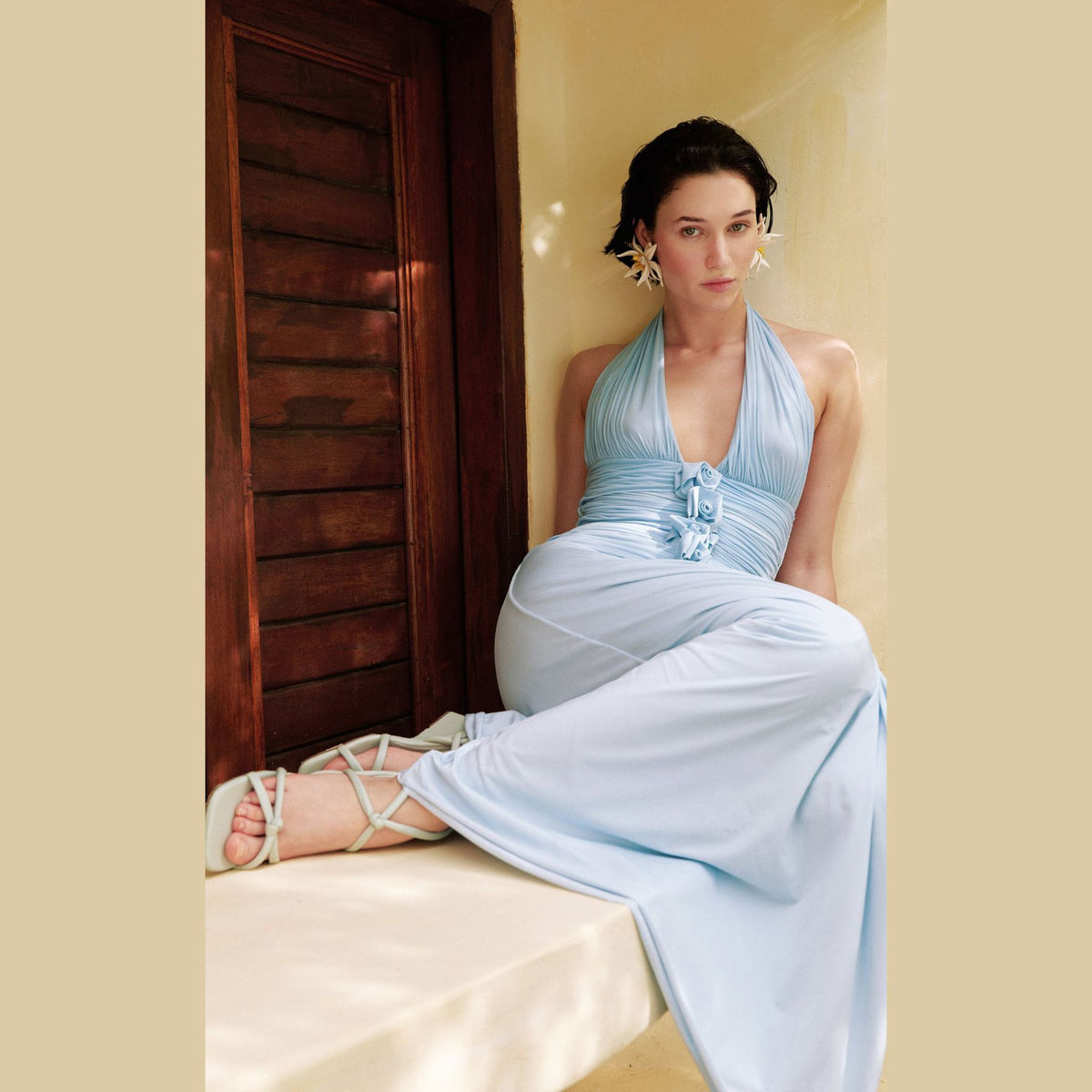 Blaues Strickkleid mit tiefem V-Rücken und Blumen – Bild 3 | LuxeStyle