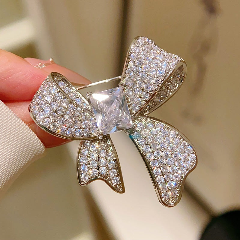 Diamant-Brosche mit Bogenform – Bild 5 | LuxeStyle