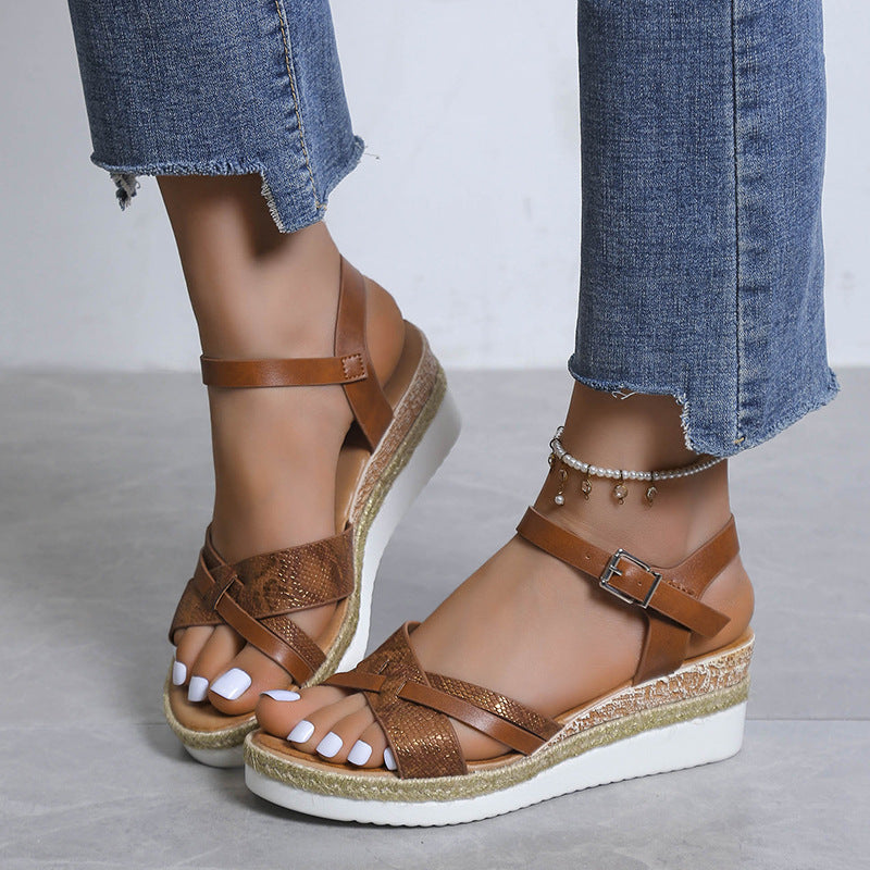 Plus-Size Sandalen mit Schnallen-Plateau – Bild 3 | LuxeStyle