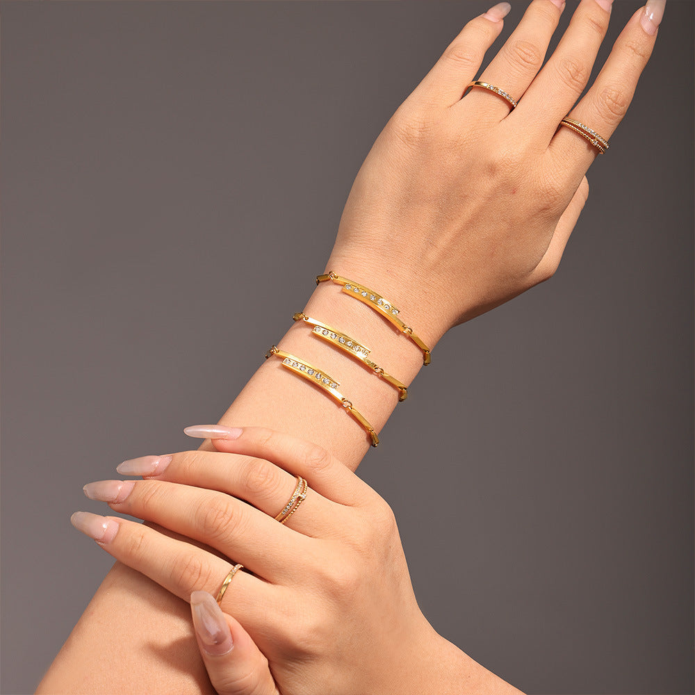 Vergoldetes Edelstahl-Armband mit Strass – Bild 5 | LuxeStyle