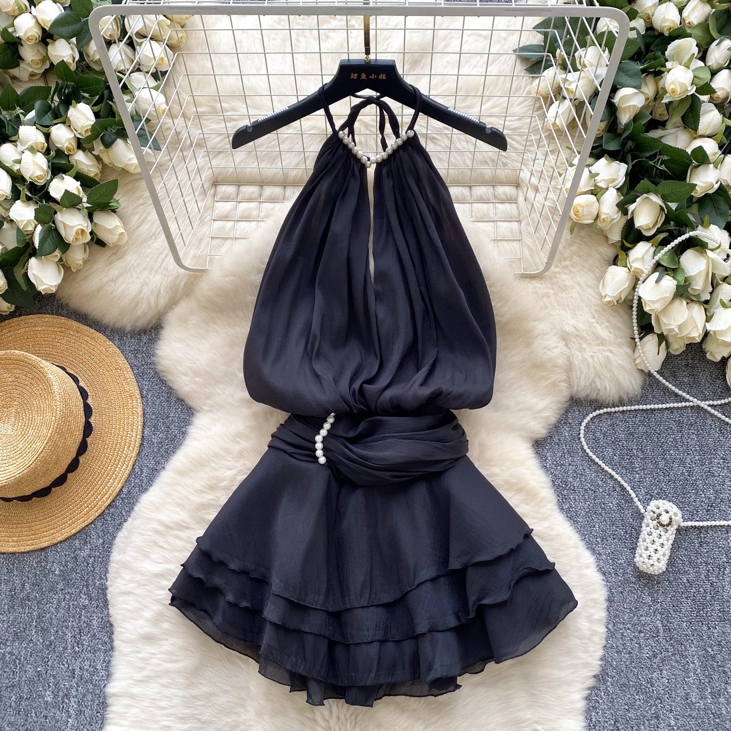 Reizvolles Neckholder-Kleid mit Perlen