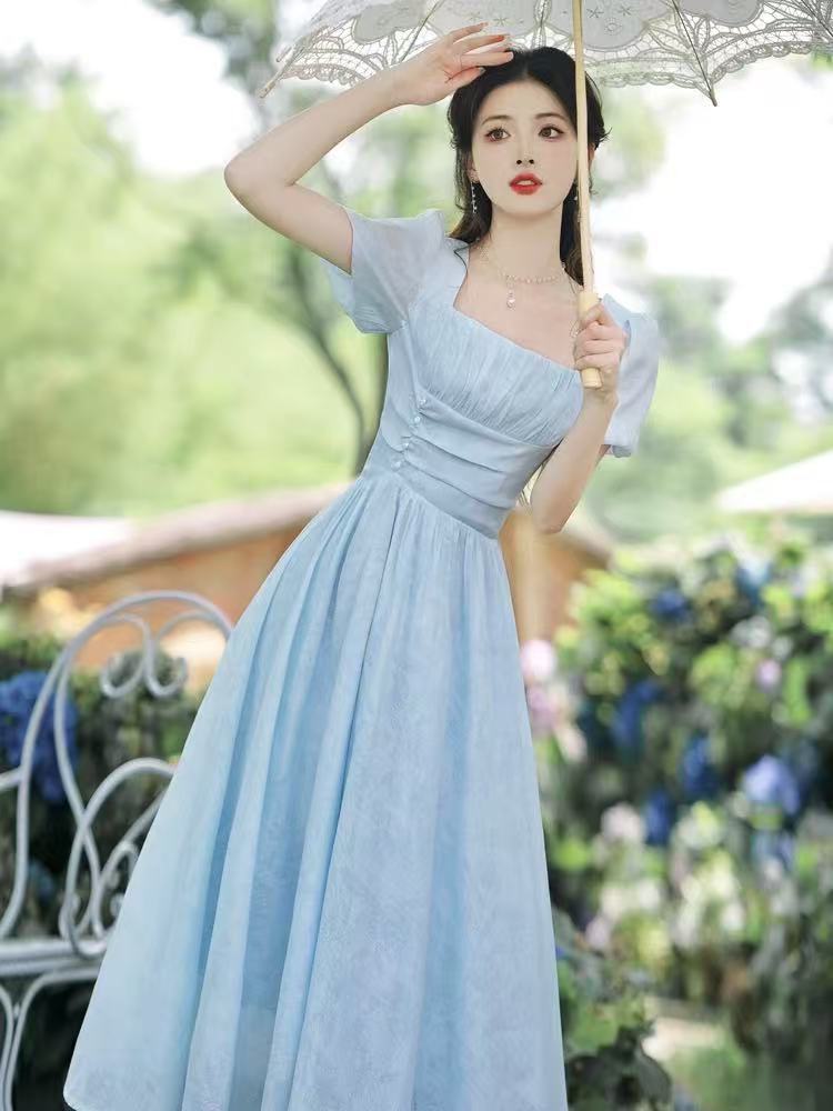 Langes, traumhaftes Kleid mit Blasärmeln