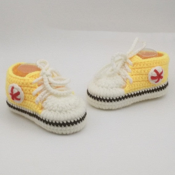 Handgestrickte Baby-Boots mit Weichsohlen