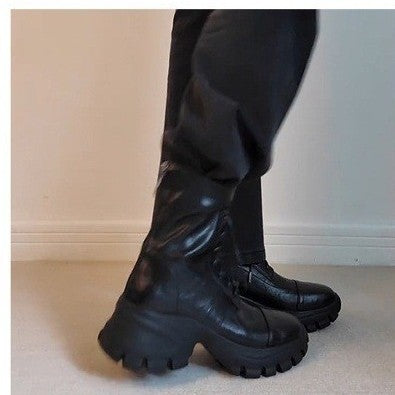 Stylische schwarze Motorradstiefel mit Reissverschluss