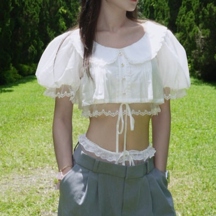 Kurzes Crop-Top mit Puffärmeln und Spitze