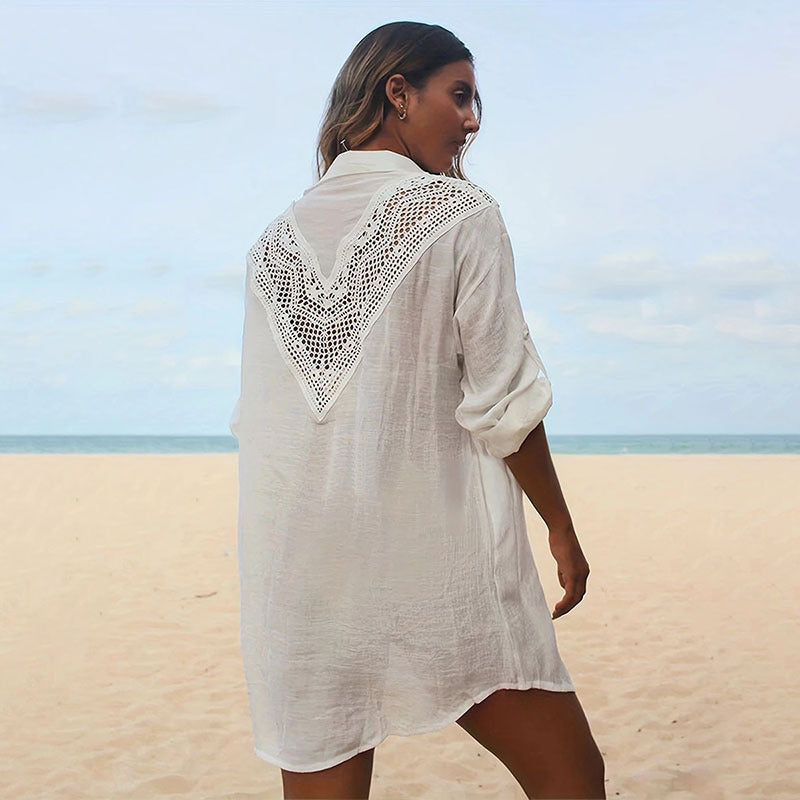 Spitzenbesetzte Bluse als Strand-Cardigan