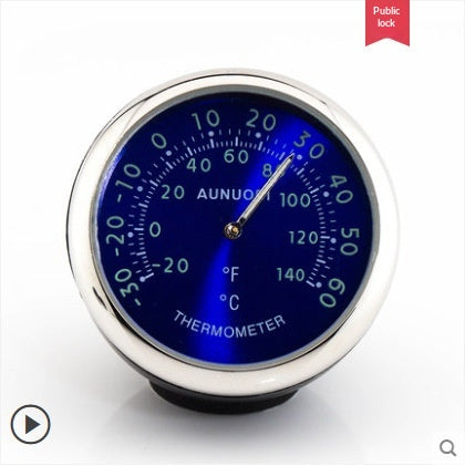 Leuchtende Auto-Uhr: Zeit nachts klar ablesen.