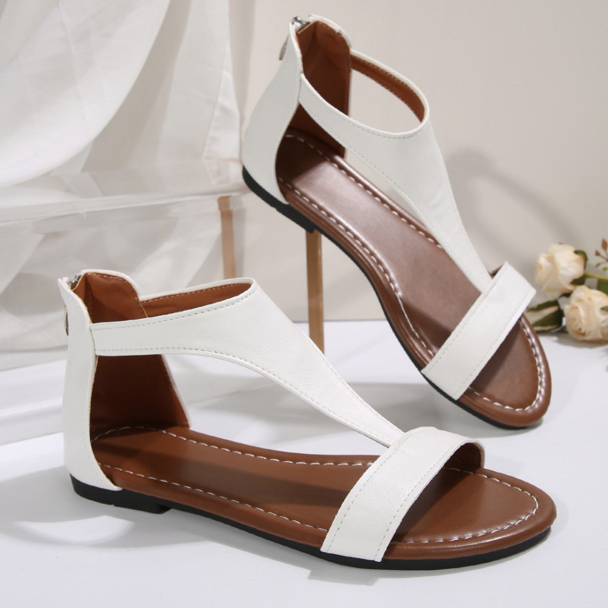 Flache Freizeit-Sandalen mit Reissverschluss