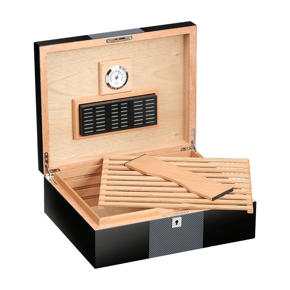 Holzkiste mit Luftfeuchtigkeitsmessgerät