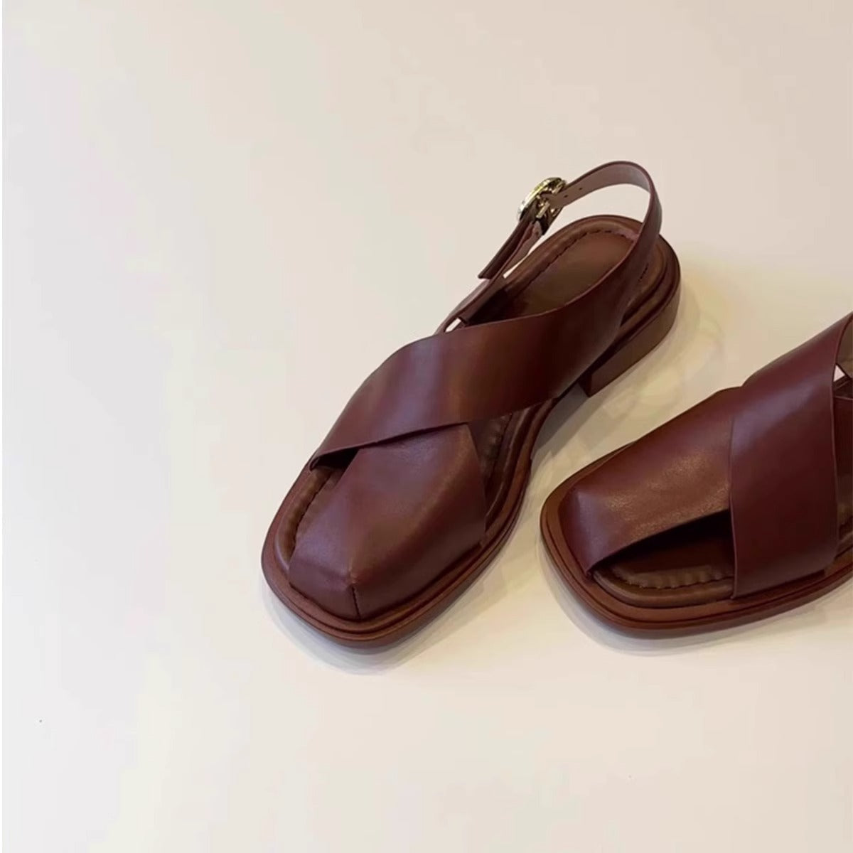 Milchweiße Sandalen mit Klett – Bild 5 | LuxeStyle