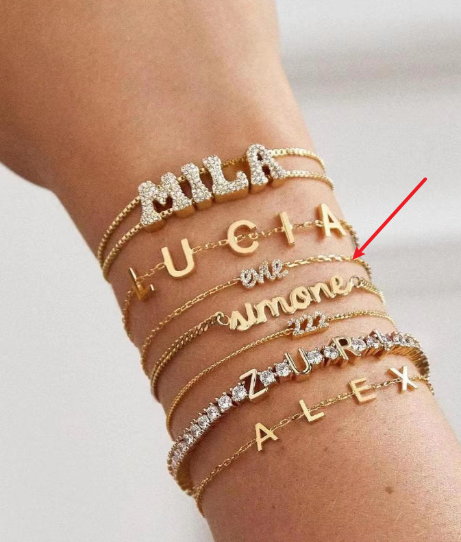 Armband mit Buchstaben-Anhänger