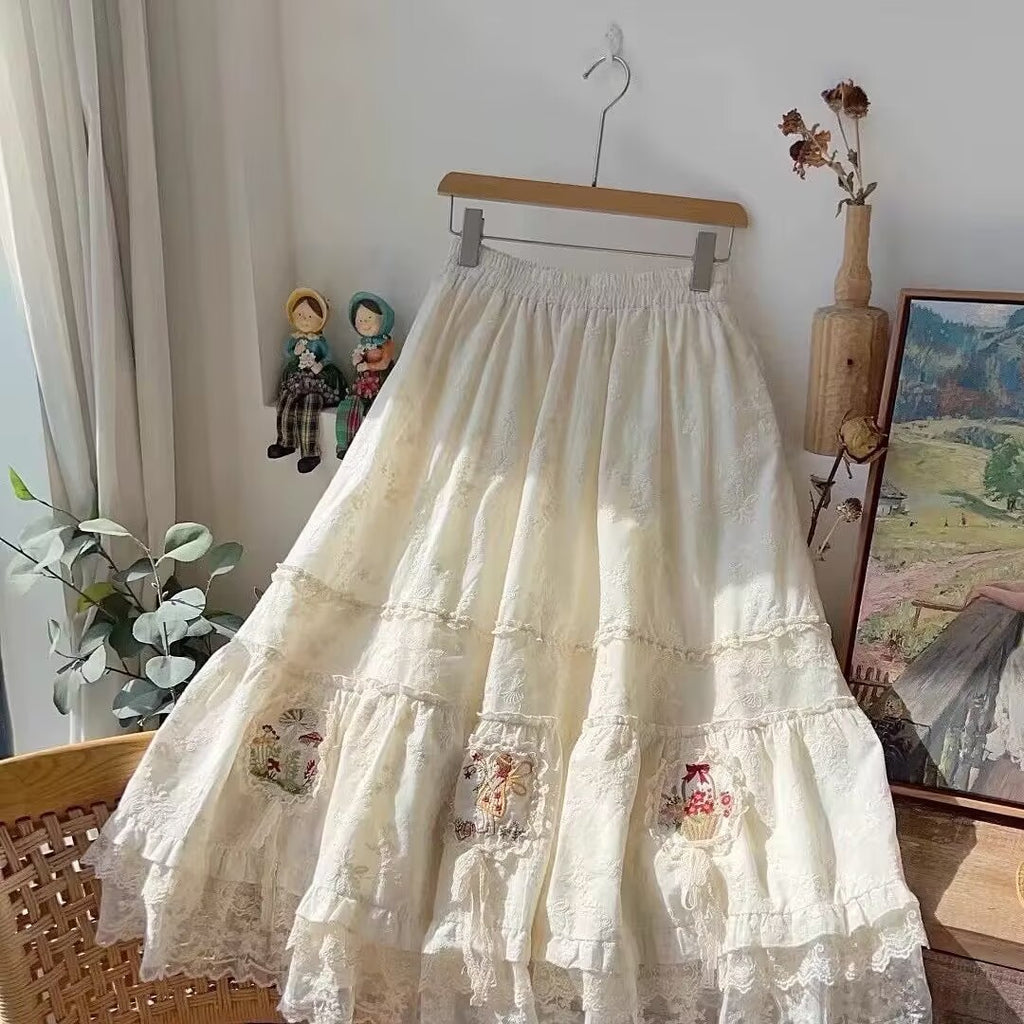 Bestickter Midirock mit Spitze und Blumenmuster