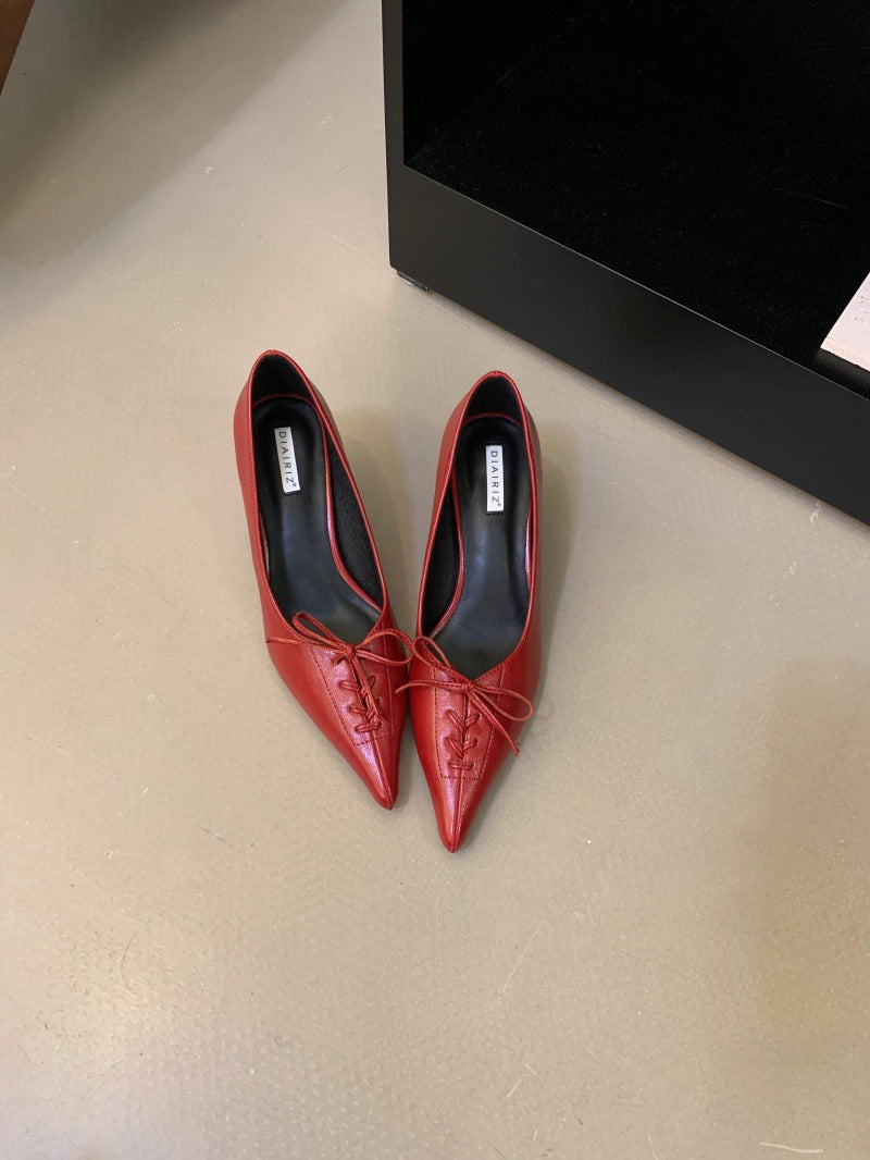 Spitze Pumps mit Stilettoabsatz und Schleife