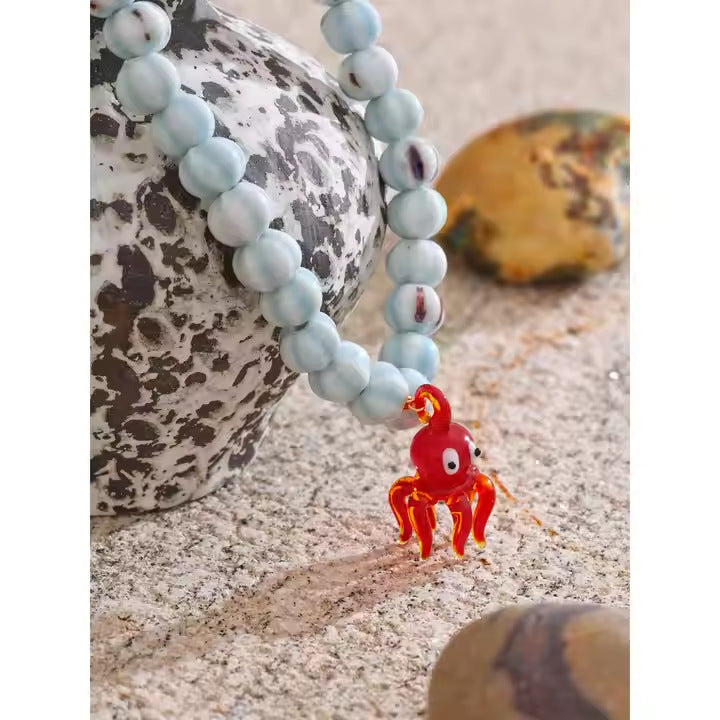 Oktopoden-Pendant mit Türkisen Perlenkette