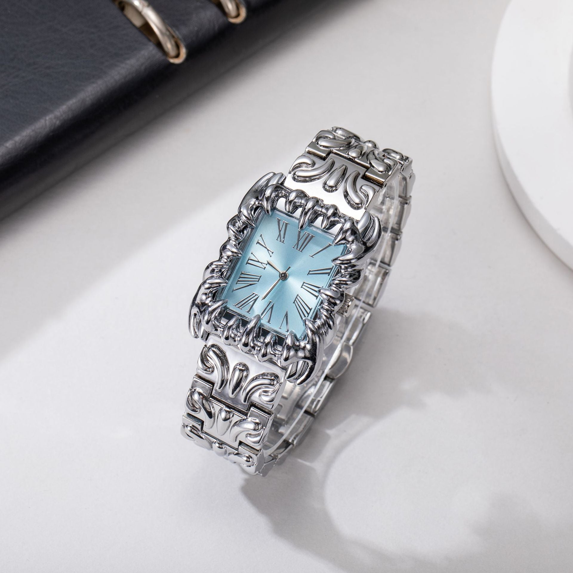 Retro Herrenuhr mit Prägung und Edelstahlarmband