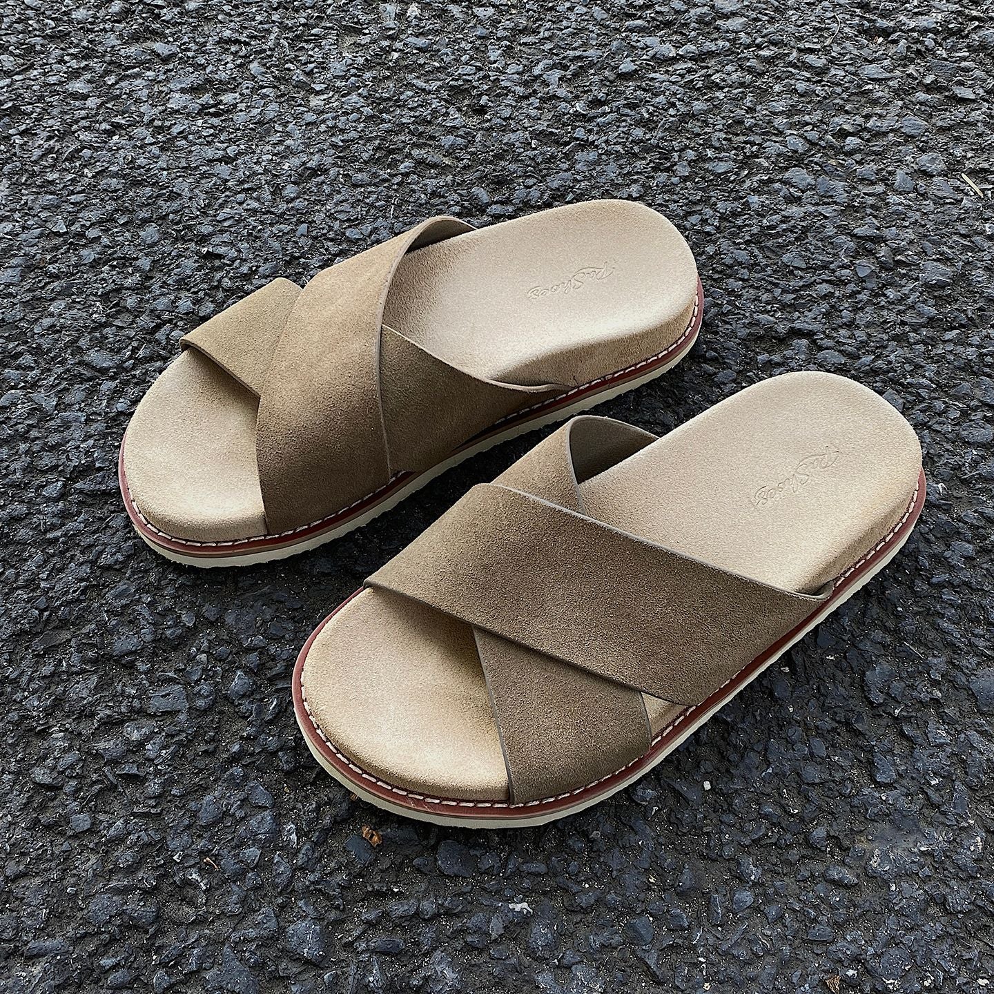 Glänzende Wildleder-Sommerschuhe für Herren