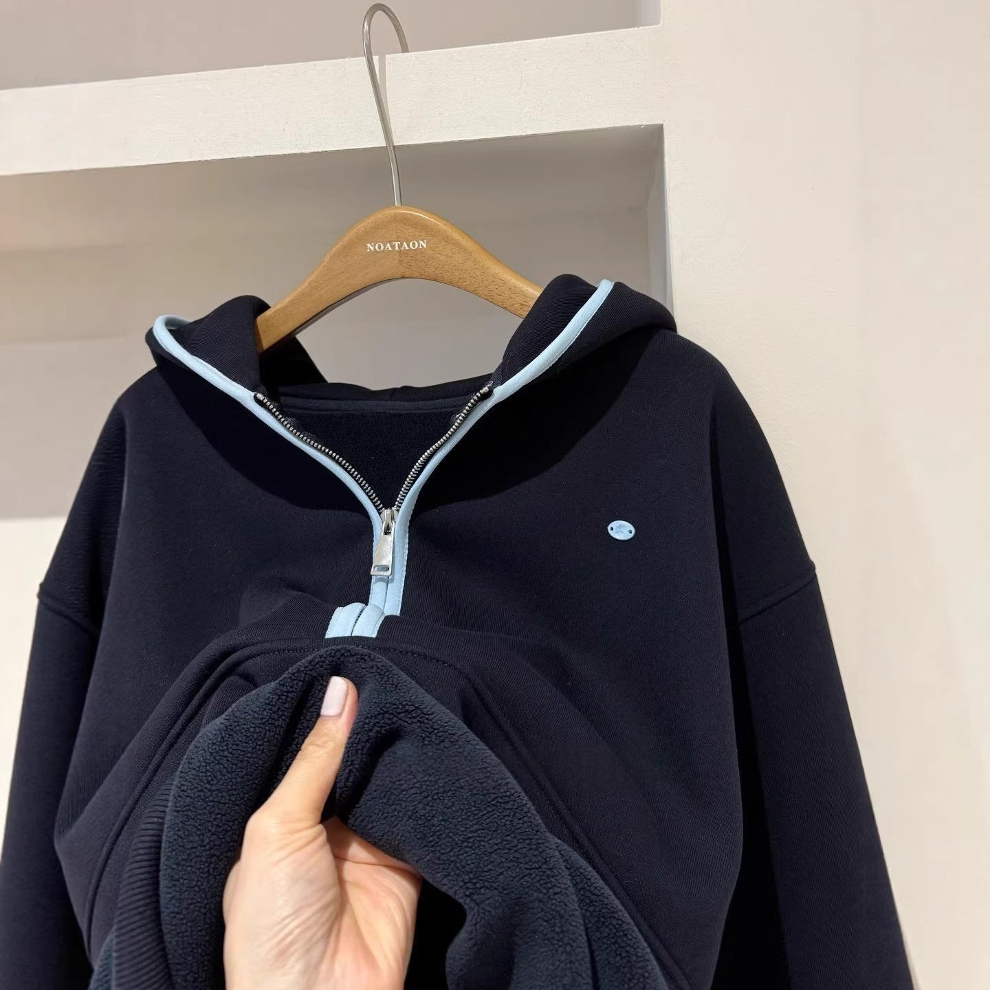 Warmer Pullover mit Kapuze